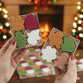 Detalhe de vela acesa com rótulo Aroma Lume.